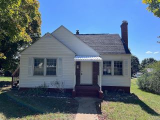 Foreclosed Home - 805 8TH ST, 24517