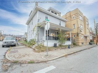 Foreclosed Home - 1400 LEE ST E, 25301