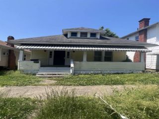 Foreclosed Home - 828 9TH ST W, 25704