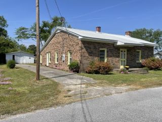 Foreclosed Home - 104 N RAILROAD ST, 27840