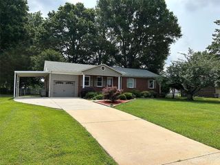 Foreclosed Home - 614 LAKE DR, 28138
