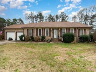 Foreclosed Home - 370 CAMELOT RD, 28147