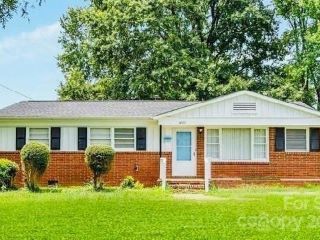 Foreclosed Home - 2823 ALBANY LN, 28205