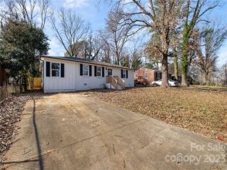 Foreclosed Home - 2715 RAVENCROFT DR, 28208