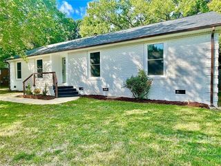 Foreclosed Home - 1825 ARCHDALE DR, 28210