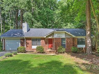 Foreclosed Home - 6326 ROUND HILL RD, 28211