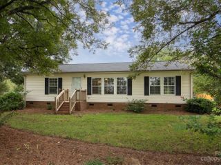 Foreclosed Home - 7839 BEATTIES FORD RD, 28216