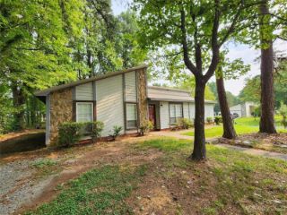 Foreclosed Home - 6019 HOLLYBERRY DR, 28227