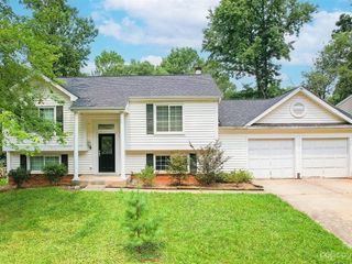 Foreclosed Home - 8531 MAYERLING DR, 28227