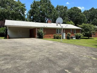 Foreclosed Home - 1911 MINERAL SPRINGS RD, 28262