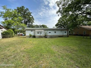 Foreclosed Home - 621 OLD LUMBERTON RD, 28352
