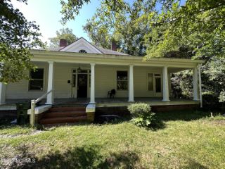 Foreclosed Home - 411 E CHURCH ST, 28352