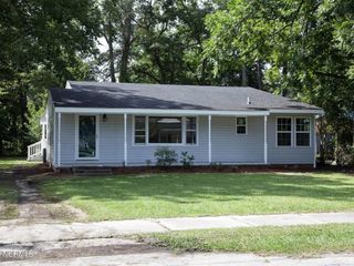 Foreclosed Home - 208 E COLUMBUS ST, 28472
