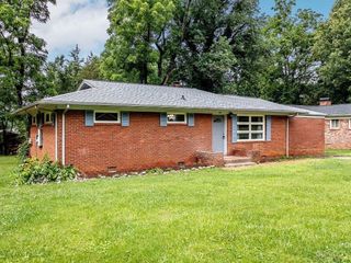 Foreclosed Home - 805 15TH ST NW, 28613