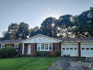 Foreclosed Home - 302 SHAMROCK DR, 28655