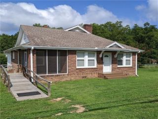Foreclosed Home - 104 BROCK AVE, 29654