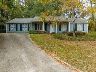 Foreclosed Home - 421 RIVER POINT DR, 30188