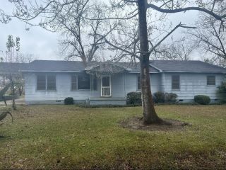 Foreclosed Home - 2111 EISENHOWER ST, 31015
