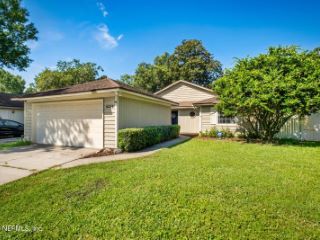 Foreclosed Home - 8226 LAKE WOODBOURNE DR E, 32217