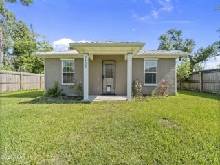 Foreclosed Home - 3109 E 3RD ST, 32401