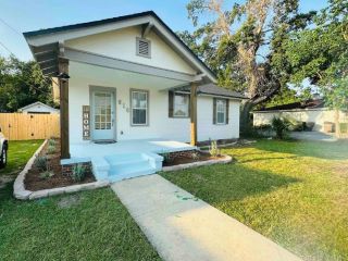 Foreclosed Home - 810 W CHASE ST, 32502