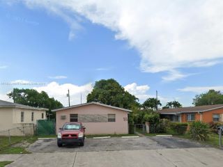Foreclosed Home - 673 W 30TH ST, 33012