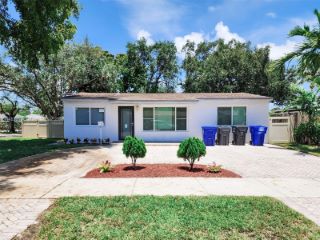 Foreclosed Home - 2729 COOLIDGE ST, 33020