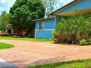 Foreclosed Home - 300 SW 65TH WAY, 33023