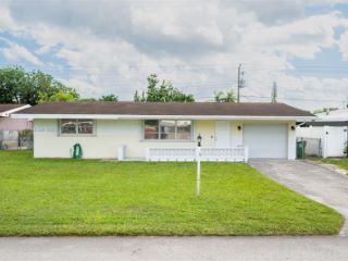 Foreclosed Home - 8350 NW 11TH ST, 33024