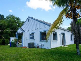 Foreclosed Home - 910 SW 86TH AVE, 33025