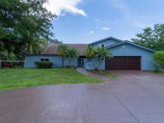 Foreclosed Home - 3301 SW 137TH AVE, 33027