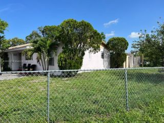 Foreclosed Home - 3001 NW 194TH ST, 33056