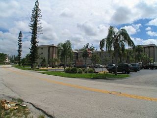 Foreclosed Home - 4311 CRYSTAL LAKE DR APT 422, 33064