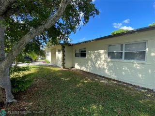 Foreclosed Home - 3861 NE 4TH AVE, 33064