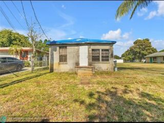 Foreclosed Home - 621 NW 15TH AVE, 33069