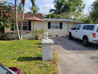 Foreclosed Home - 5531 NW 76TH PL, 33073
