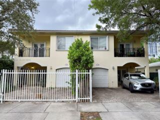 Foreclosed Home - 3156 PLAZA ST, 33133