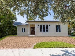 Foreclosed Home - 1815 DAYTONIA RD, 33141
