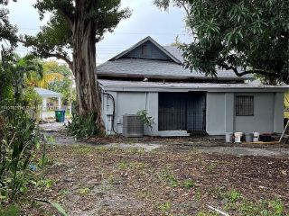 Foreclosed Home - 6300 NW 1ST PL, 33150