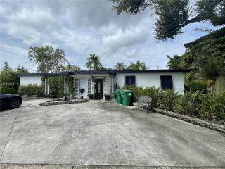 Foreclosed Home - 8601 SW 47TH ST, 33155