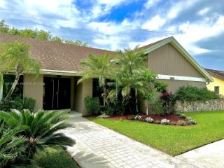 Foreclosed Home - 16720 SW 87TH PL, 33157