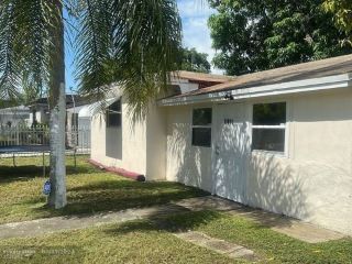 Foreclosed Home - 13480 NW 5TH AVE, 33168