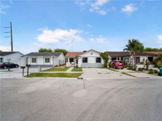 Foreclosed Home - 901 SW 137TH CT, 33184
