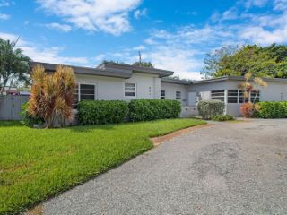 Foreclosed Home - 801 NE 20TH AVE, 33304