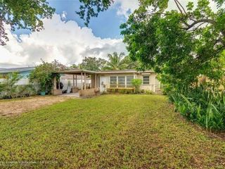 Foreclosed Home - 1005 SW 19TH ST, 33315