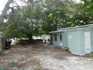 Foreclosed Home - 715 SE 14TH CT, 33316