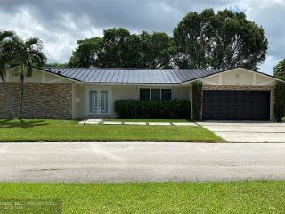 Foreclosed Home - 5714 S BAYBERRY LN, 33319