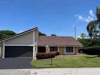 Foreclosed Home - 8001 NW 72ND ST, 33321