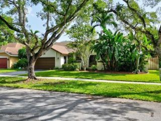 Foreclosed Home - 8953 SW 59TH ST, 33328