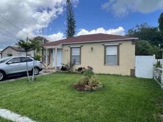 Foreclosed Home - 128 W 16TH ST, 33404